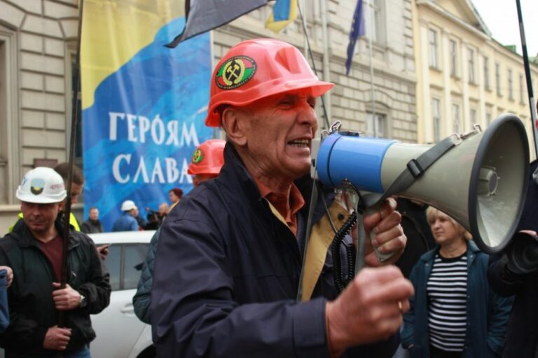 Шахтеры Львовщины вышли на митинг: горняки требуют увольнения министра - today.ua