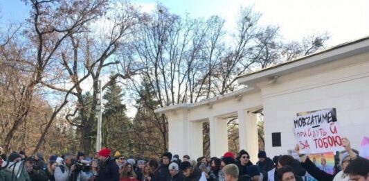 Радикалы избили иностранного журналиста во время марша в Киеве - today.ua