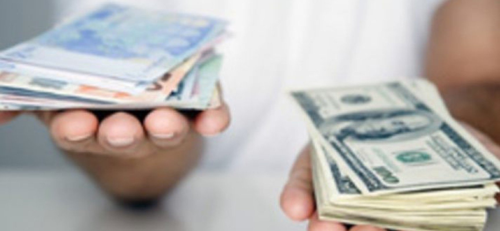 Военное положение: Порошенко заявил, что для россиян ограничат снятие и обмен валют