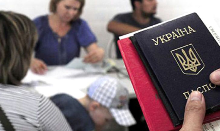 В Україні масово скасовують виплати переселенцям: хто ще може встигнути отримати свої гроші