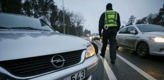 Поліцейських зобов'язали зупиняти і перевіряти “євробляхи“ - today.ua