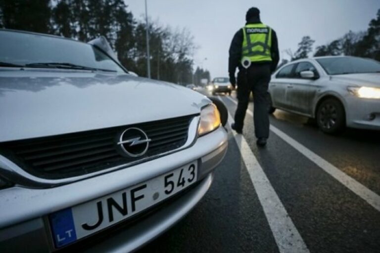 Поліцейських зобов'язали зупиняти і перевіряти “євробляхи“ - today.ua