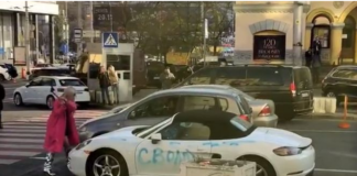  У центрі столиці дівчина розтрощила сокирою припаркований Porsche - today.ua