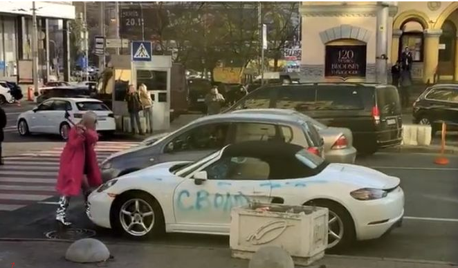  В центре столицы девушка растрощила топором припаркованный Porsche - today.ua