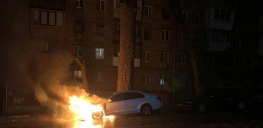 Біля російського посольства у Києві спалили автомобіль дипломата - today.ua