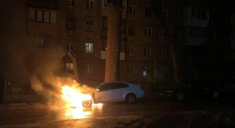 Біля російського посольства у Києві спалили автомобіль дипломата - today.ua