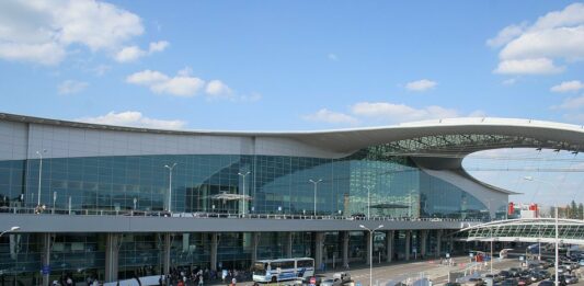 В московском аэропорту самолет насмерть сбил мужчину - today.ua