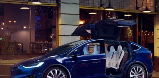 У “чорну п'ятницю“ зі столичного автосалону викрали електромобіль Tesla - today.ua