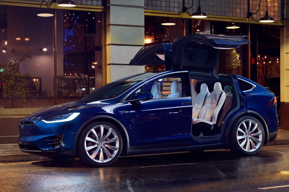 У "чорну п'ятницю" зі столичного автосалону викрали електромобіль Tesla