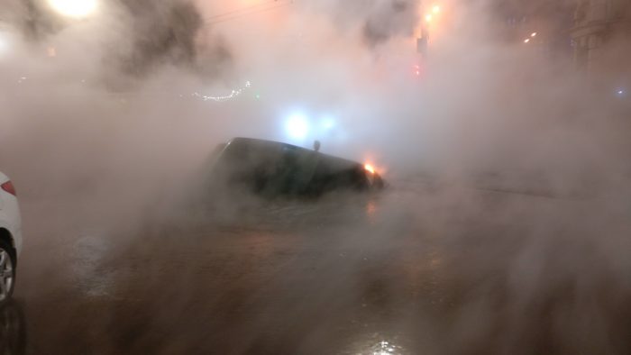 Центр Киева залило горячей водой: от прорыва трубы автомобиль провалился под асфальт  - today.ua