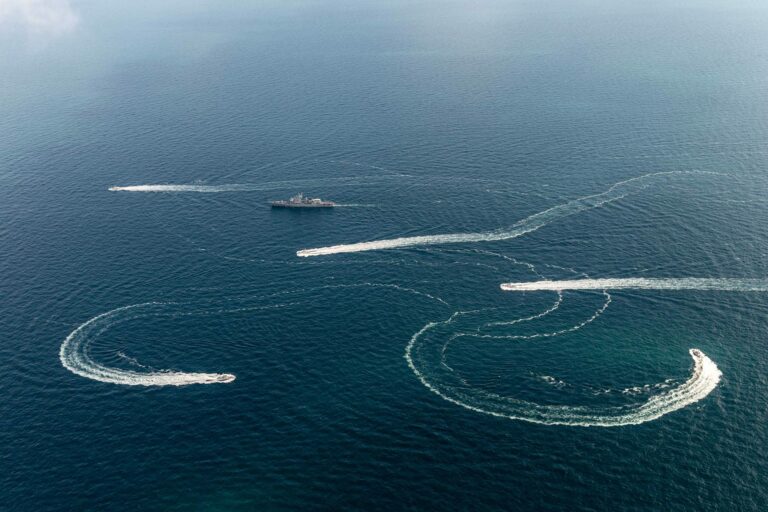 Россия угрожает применить оружие и захватить украинские корабли, - ВМС Украины   - today.ua
