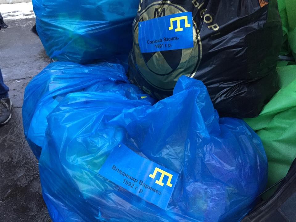 Крымскотатарские активисты привезли украинским морякам в СИЗО вещи и продукты