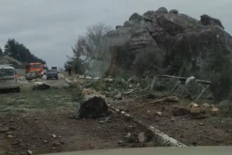 В Крыму произошел камнепад: завалена трасса - today.ua