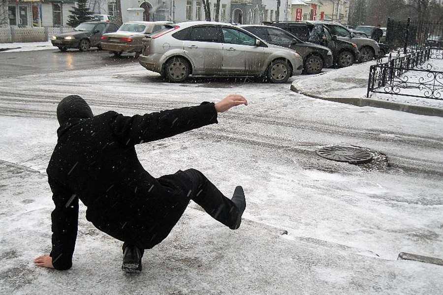 За сутки в Киеве госпитализировали более полусотни человек, травмированных из-за гололеда