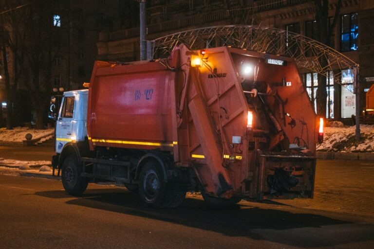 В Киеве произошло ДТП с участием мусоровоза: пострадал один человек - today.ua