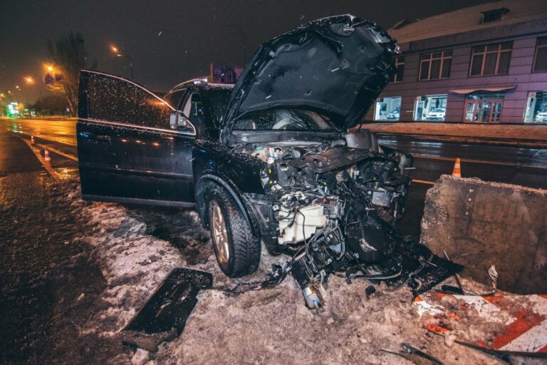 В центре Киева Volvo врезался в отбойник: водитель погиб на месте - today.ua