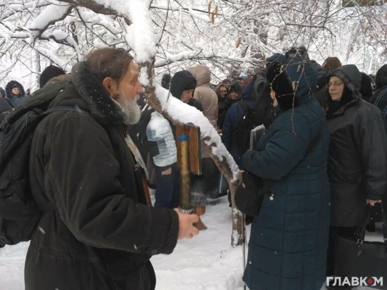 Боятся, что церкви отберут: Под Радой митингуют священники УПЦ МП - today.ua