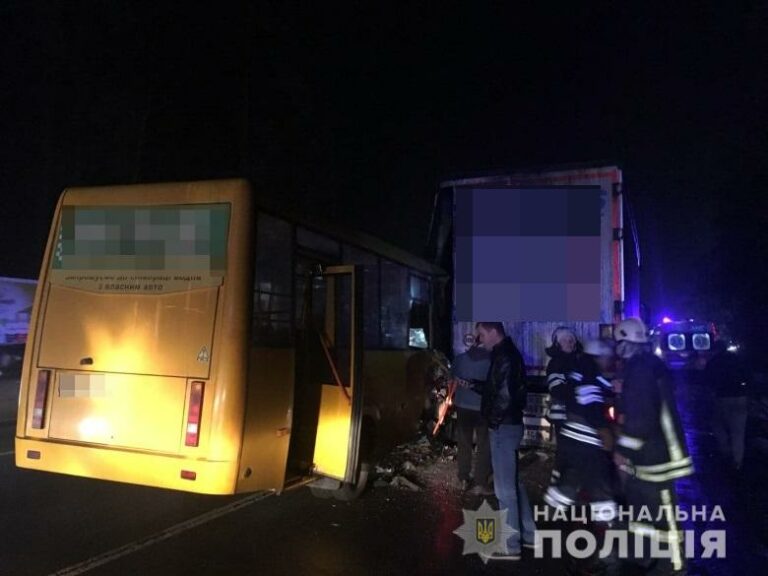 В Киеве произошло смертельное ДТП с участием маршрутки и грузовика - today.ua
