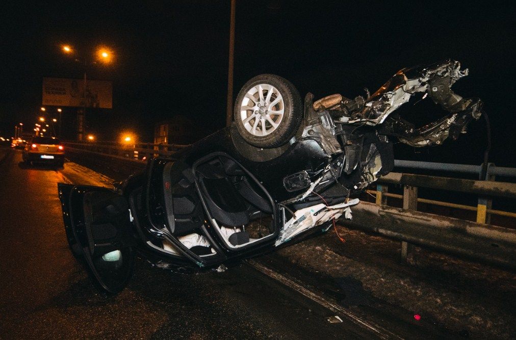 ДТП на Столичному шосе: у автомобіля відірвало багажник - today.ua
