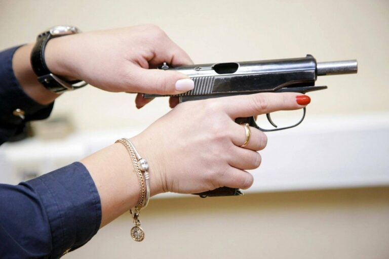 Пенсіонерці, яка вистрілила у молоду дівчину, загрожує до 7 років в'язниці  - today.ua