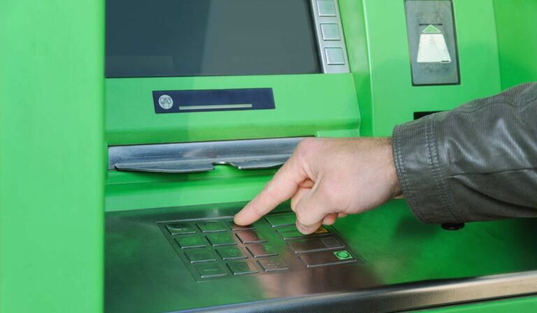 В Украине меняют условия снятия наличных в банкоматах   - today.ua