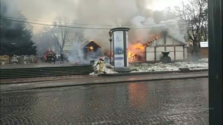 У центрі Львова на Різдвяному ярмарку прогримів вибух - today.ua