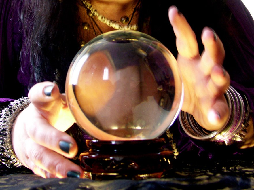 В столице задержали аферистов-экстрасенсов, которые угрожали своим жертвам «кармической расправой