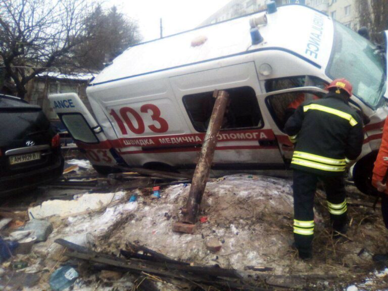 У Житомирі Hyundai таранив машину швидкої допомоги: постраждало шестеро людей - today.ua