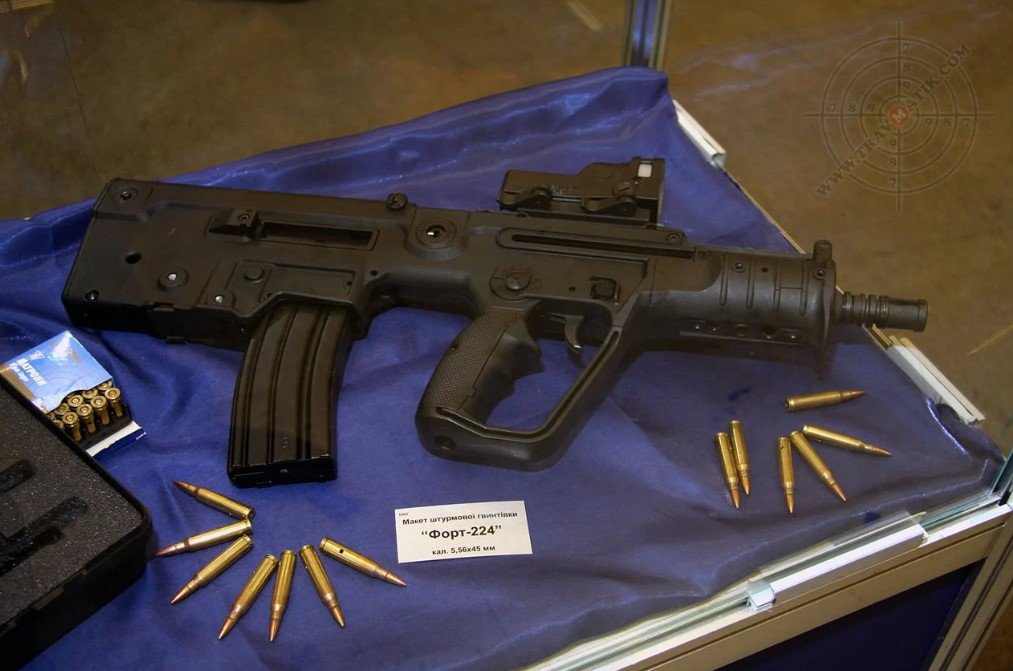 Штурмова гвинтівка і пістолет з глушником: "Укрзалізниця" закуповує зброї на 2,6 млн гривень