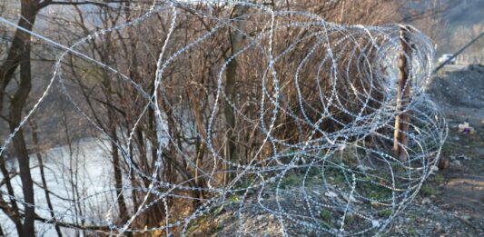 На границе установили забор из колючей проволоки: от кого защищаются пограничники - today.ua