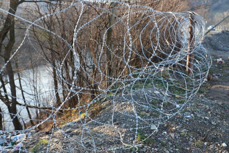 На границе установили забор из колючей проволоки: от кого защищаются пограничники - today.ua