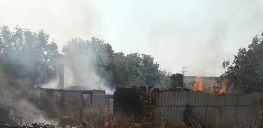 На Донбасі після обстрілу бойовиків згоріли два житлові будинки  - today.ua