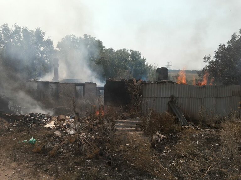 На Донбасі після обстрілу бойовиків згоріли два житлові будинки  - today.ua