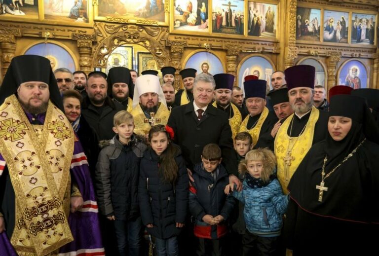 Порошенко подписал закон о переименовании УПЦ МП в Российскую православную церковь - today.ua