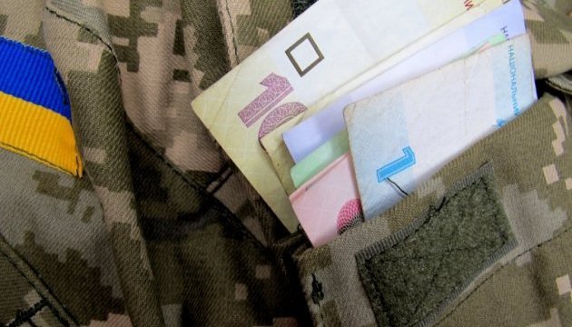 Полторак анонсировал повышение зарплаты военнослужащим - today.ua