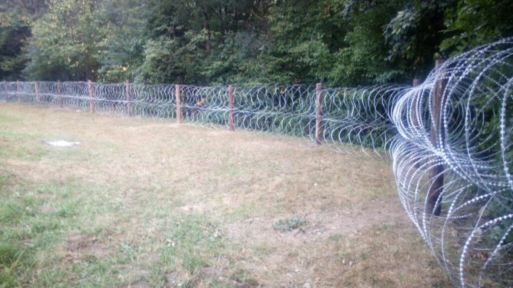 На границе установили забор из колючей проволоки: от кого защищаются пограничники