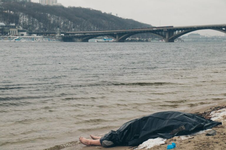 В Киеве в реке нашли труп молодой женщины в нижнем белье - today.ua
