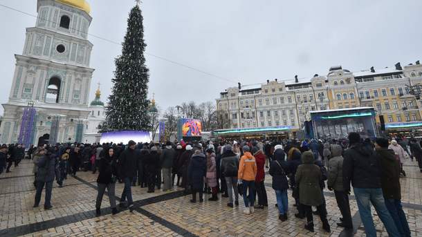 На Софійській площі вишикувалась велика черга охочих подивитись на Томос - today.ua