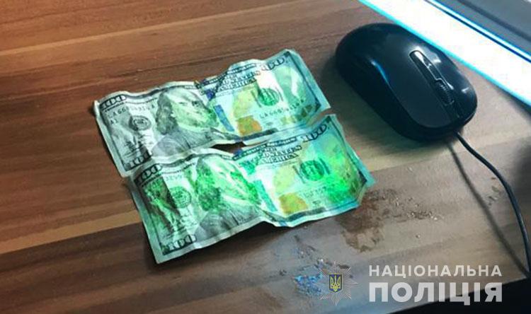 На Закарпатті викритий на хабарі прикордонник намагався з'їсти 200 доларів - today.ua