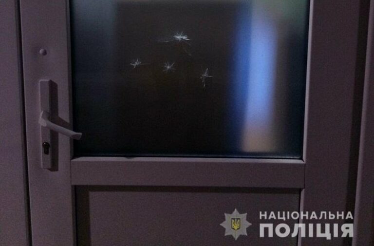 В Киеве мужчина обстрелял двери школы - today.ua