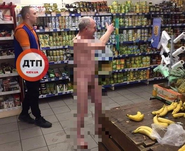 У київському супермаркеті чоловік бігав голяка навколо бананів - today.ua
