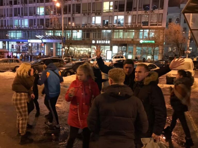 Футбольные фанаты провели “воспитательную беседу“ с подростками, которые нападали на людей в Киеве - today.ua