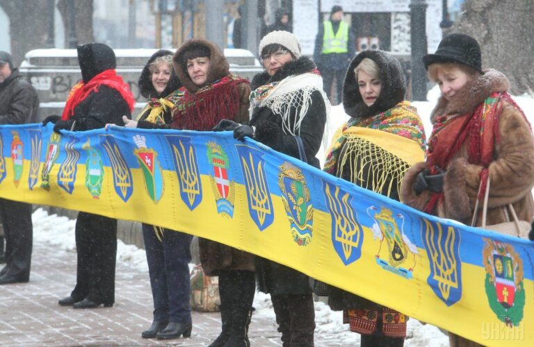 Киевляне соединили левый и правый берега “живой цепью“ - today.ua