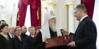 Порошенко вручил патриарху Филарету звание Героя Украины - today.ua