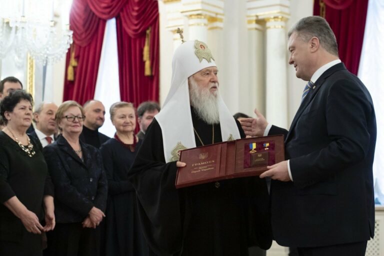 Порошенко вручил патриарху Филарету звание Героя Украины - today.ua