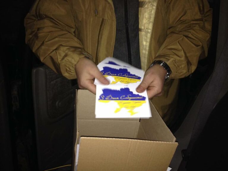 До окупованого Донецьку на повітряних кульках прилетіли вітальні блакитно-жовті листівки - today.ua
