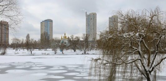 В Киеве прохожий спас бабушку с внучкой, которые провалились под лед - today.ua