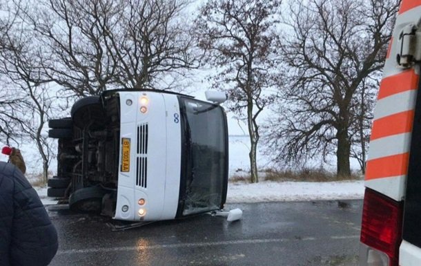 Под Николаевом перевернулся автобус с пассажирами: опубликовано фото - today.ua