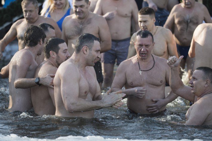 Кличко вместе с мэрами 30 городов искупались в Днепре на Крещение - today.ua