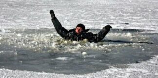 У Києві врятували рибалку і двох поліцейських, які провалилися під лід: опубліковано відео - today.ua
